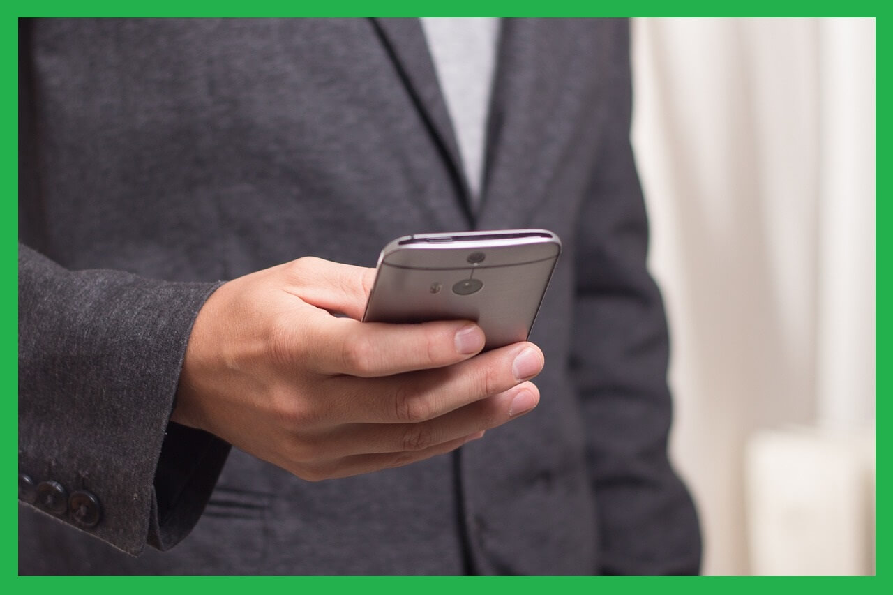 휴대폰-전화하는-손