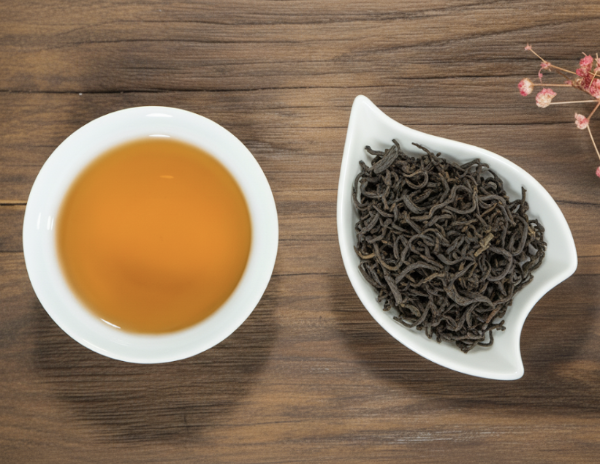 우드 테이블 위에 찻잔과 홍차잎을 담은 받침이 놓여있다.