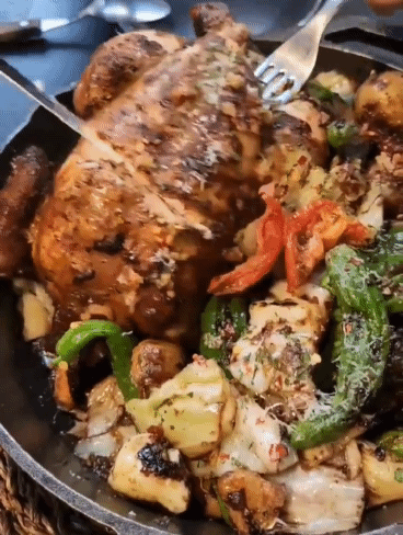 치킨_자르는_모습