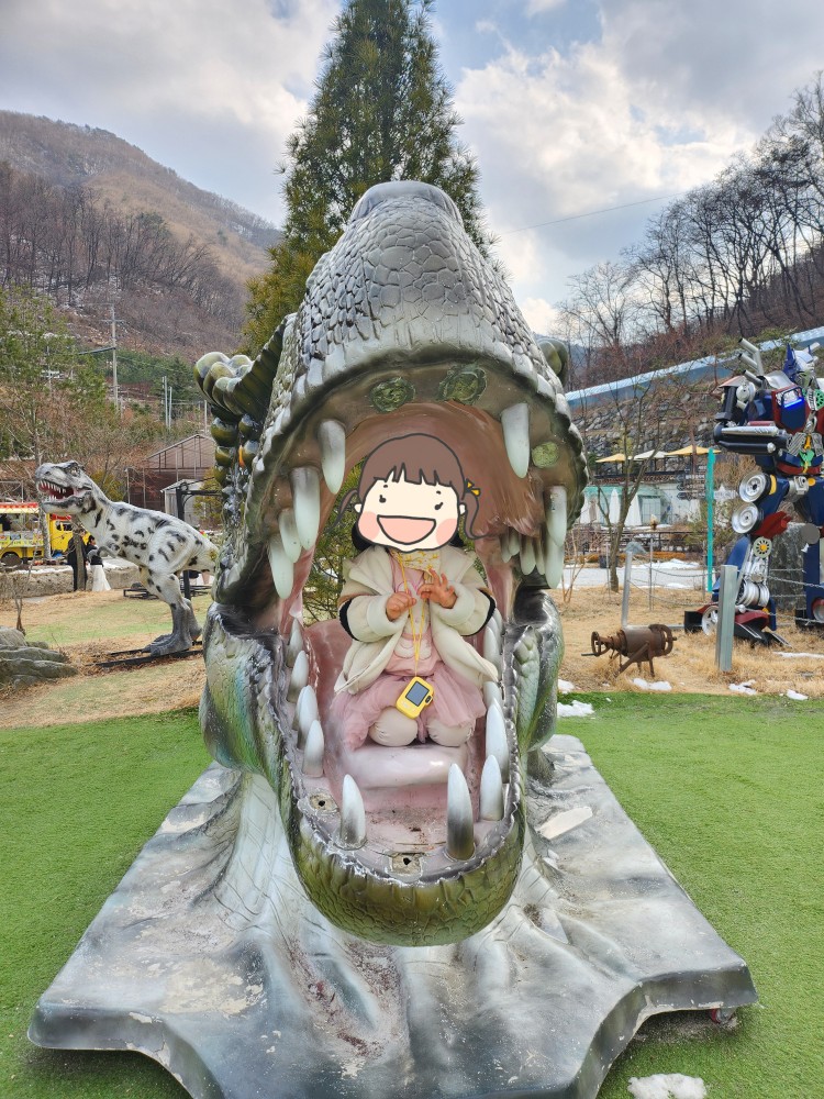 공룡 입속의 아이
