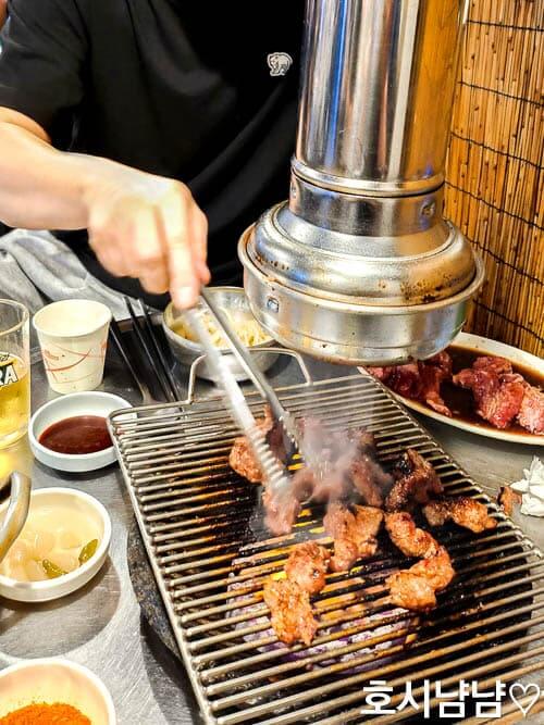 하남 인삼한약막걸리 오도독구이 연탄불에 굽는 모습