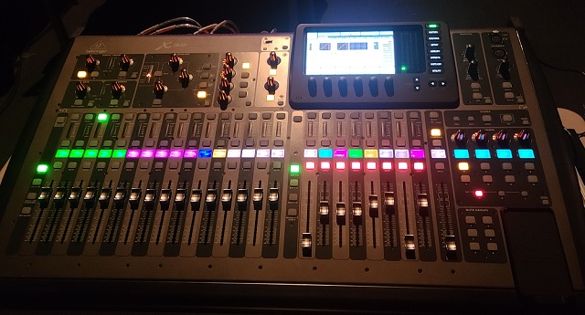 흔한 디지털 콘솔 X32 사진