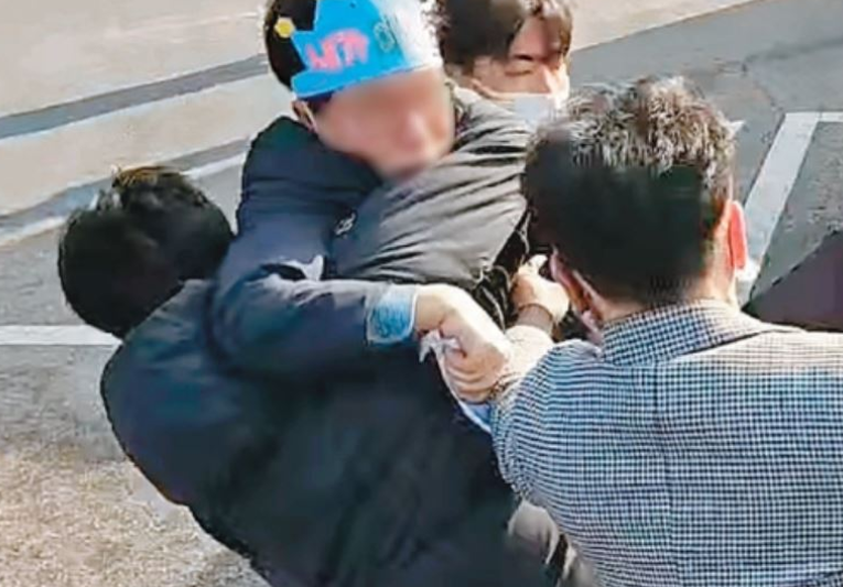 가덕도에서 이재명대통령을 테러한 김**