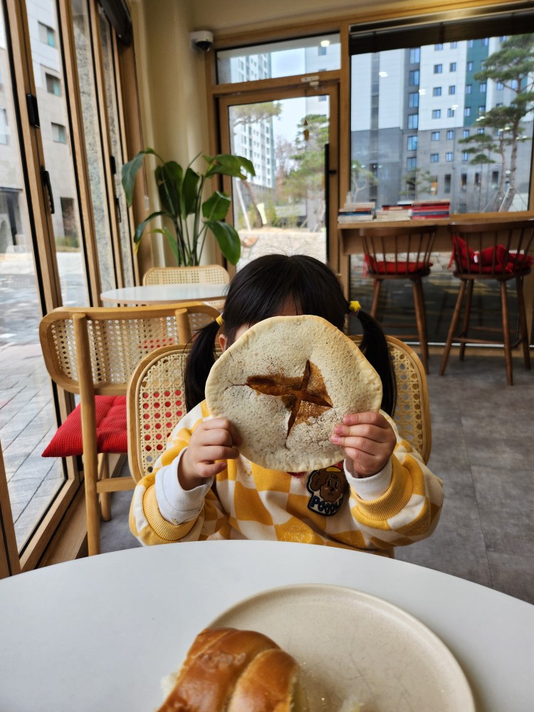 빵을 들고 있는 아이