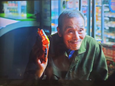 알트태그-생라면을 들고 있는 오영수 배우