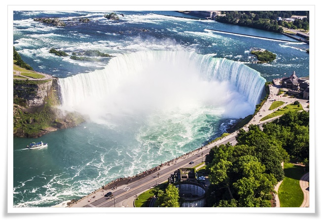 말굽모양의 거대한 폭포 전경, 엄청난 양의 물이 폭포 아래로 떨어지는 모습이 장엄하다