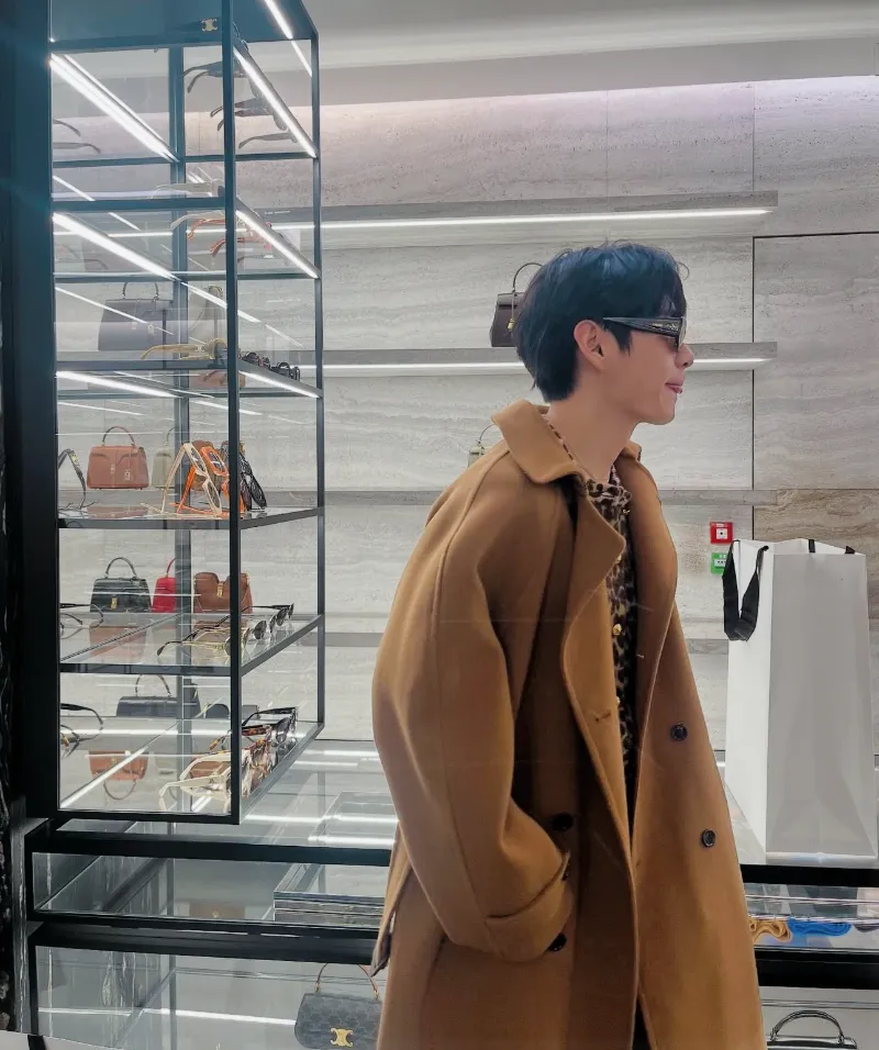 BTS 뷔, 뷔 공항패션, 뷔 패션위크 참석, 뷔 셀린느 패션쇼, 뷔 셀린느 앰버서더, 뷔 셀린느 2026, 셀린느 2026 컬렉션, 셀린느 패션 트렌드, 파리 패션위크, 인천공항 뷔 출국, 뷔 런웨이 룩, 뷔 셀린느 2026 컬렉션, 셀린느 글로벌 앰버서더, 생클루 국립공원 패션쇼, 뷔 패션 아이콘, BTS 뷔 셀린느, 뷔 셔츠 스타일, 셀린느 캐시미어 카디건, 뷔 히로노 인형, 뷔 셀린느 화보, 셀린느 남성룩, 뷔 셀린느 무드, 뷔션위크, Vashion Week, TaehyungXCeline