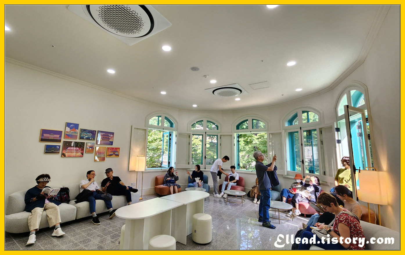 휴게실. 넓은 창으로 햇살이 가득 들어온다.