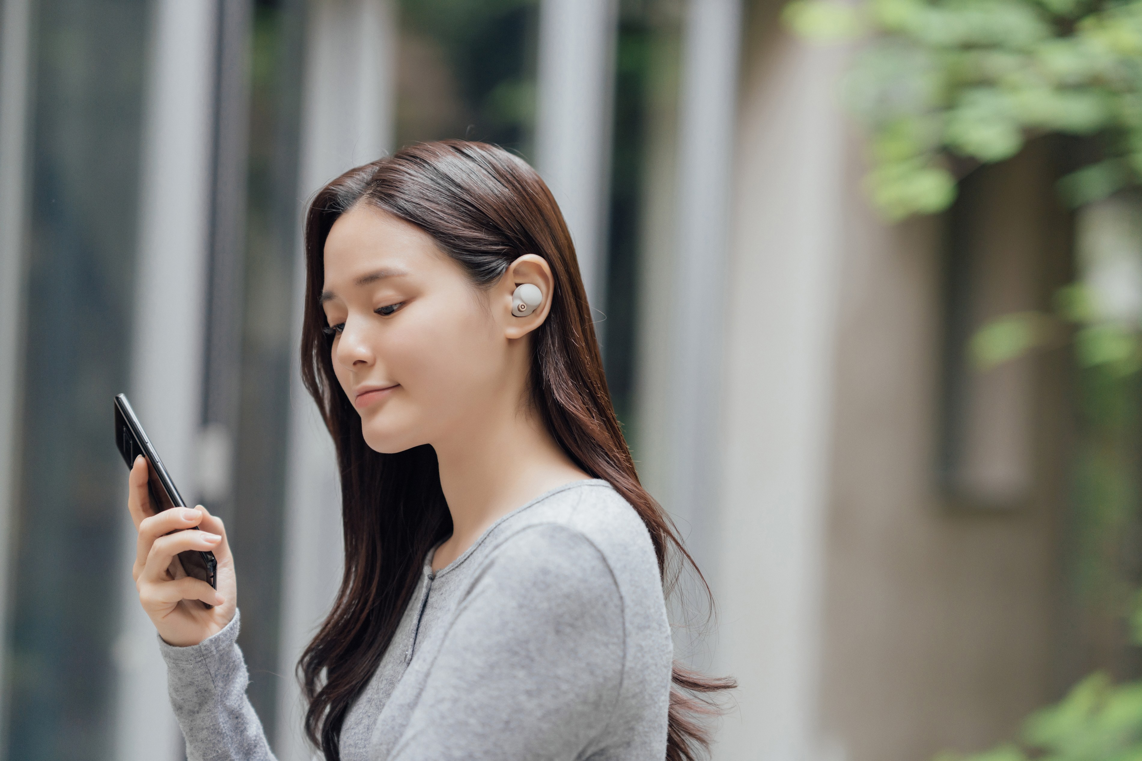 소니 이어폰을 착용하고 휴식을 취하는 모습