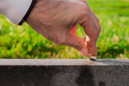 피우던 담배의 불을 끄는 사람의 손