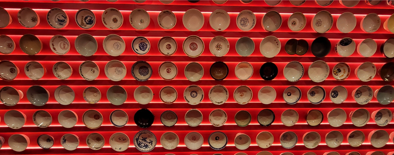 라멘그릇들 전시되어있음