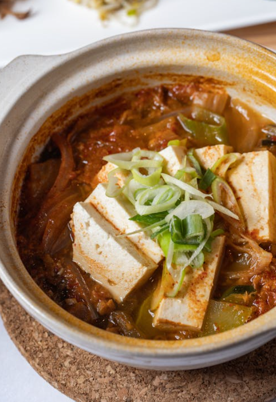 서툰식탁에서 약한 불로 뭉근하게 끓여내어 깊은 맛이 우러난 찌개의 모습