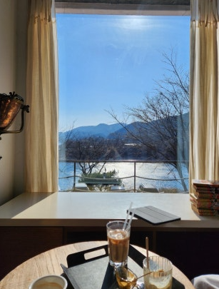 더대청호 (The Daecheongho)의 창에서 바라 본 바깥 풍경