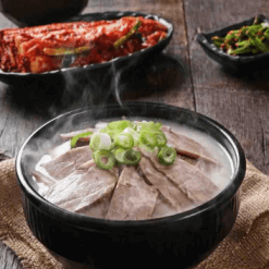 검은 뚝배기에 가득담긴 돼지고기 국밥