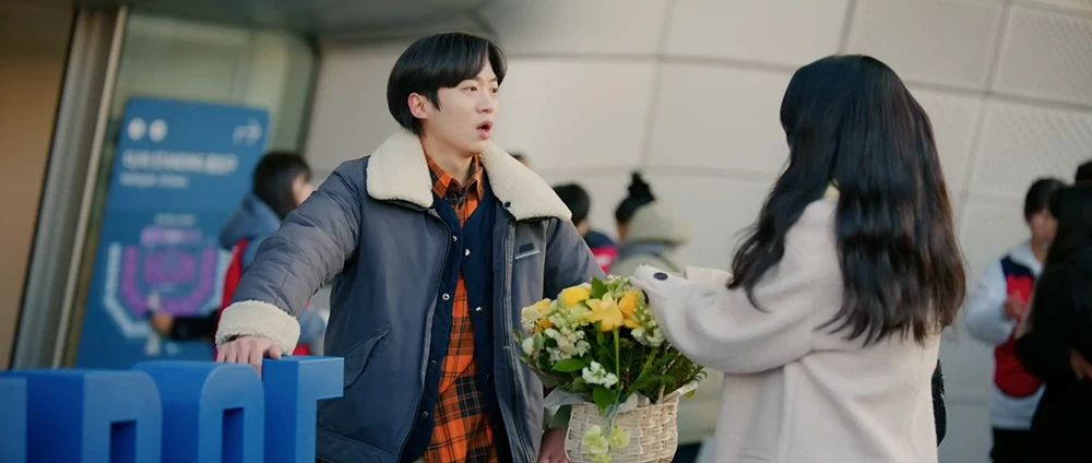 매니저에게-자신의-명함을-넣은-꽃바구니를-선재에게-전해달라-부탁하는-솔이