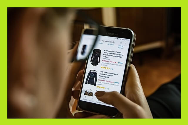 온라인-쇼핑-휴대폰-보는-사람