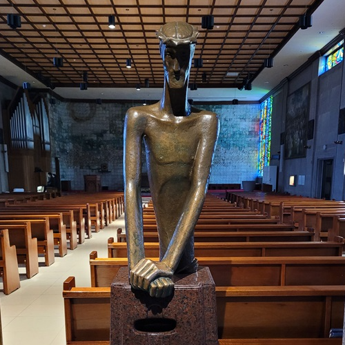 사진은 서울 혜화동성당에 있는 성수대입니다.