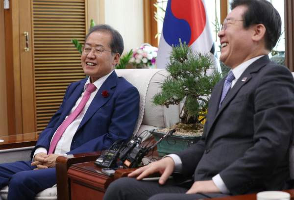 이 대통령·홍준표 막걸리 회동, MB 예우 복원과 TK 신공항 지원 요청… 정계 개편의 신호탄인가?