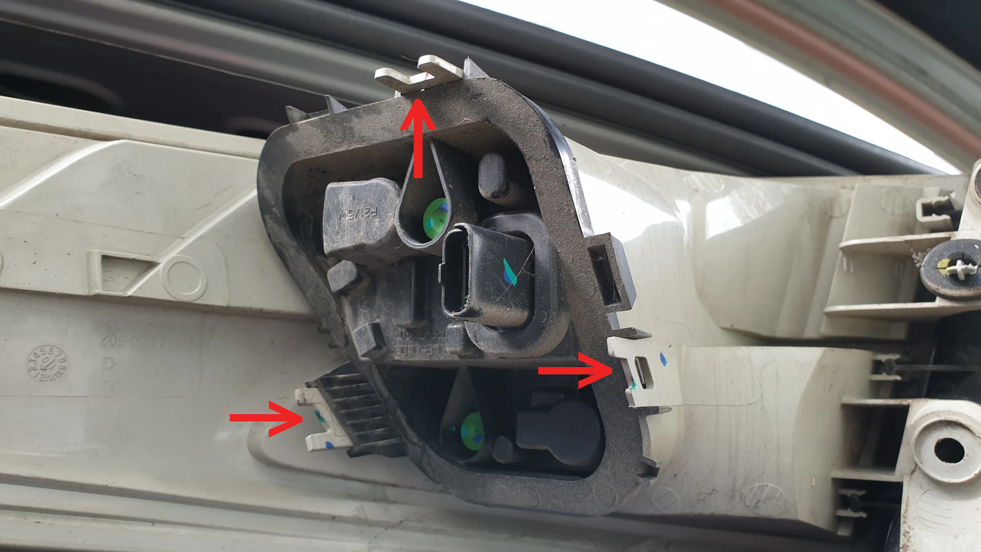 전구 소켓 빼는 방향