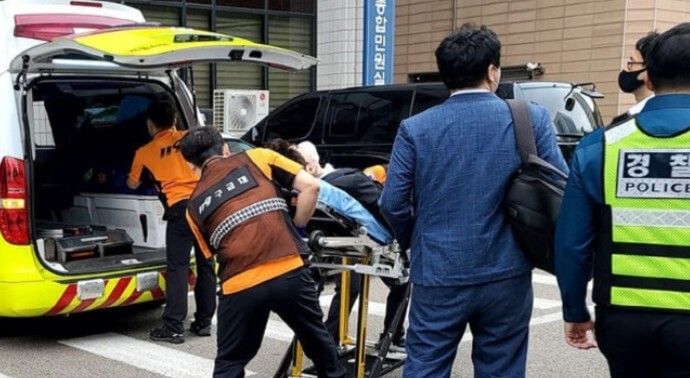 박수홍 검찰 조사 중 부친에게 폭행 당해 구급차 이송