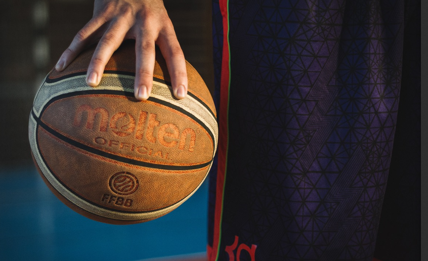 농구공 잡고았는 선수