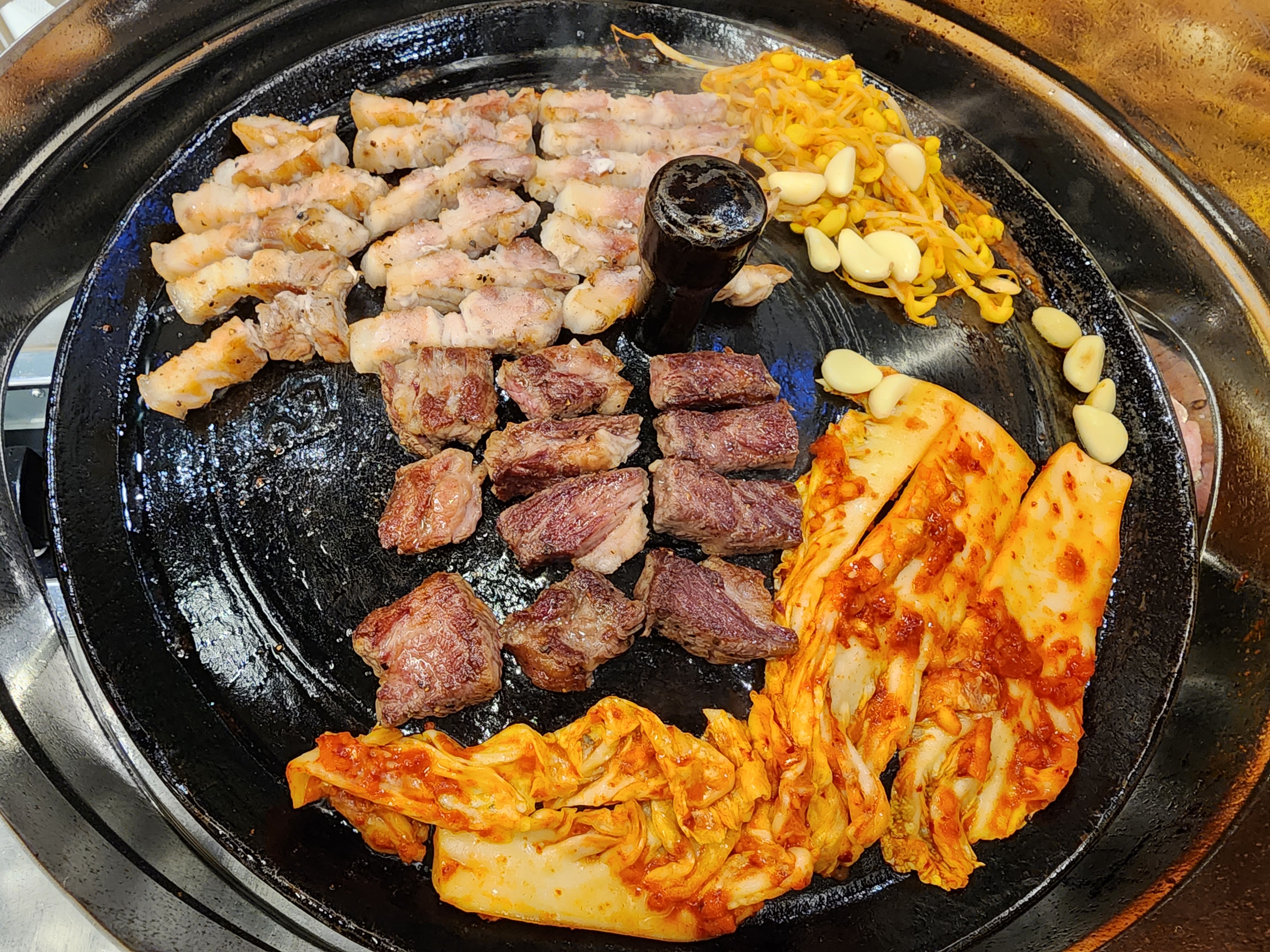 솥뚜껑에 구워먹는 고기