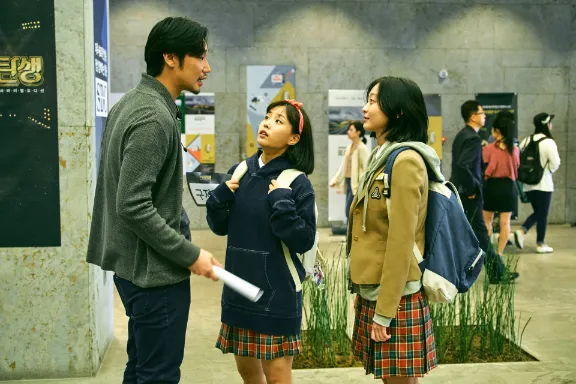 TV 오디션 프로그램에 출연한 자윤(김다미) 그리고 함께 한 친구 명희(고민시)