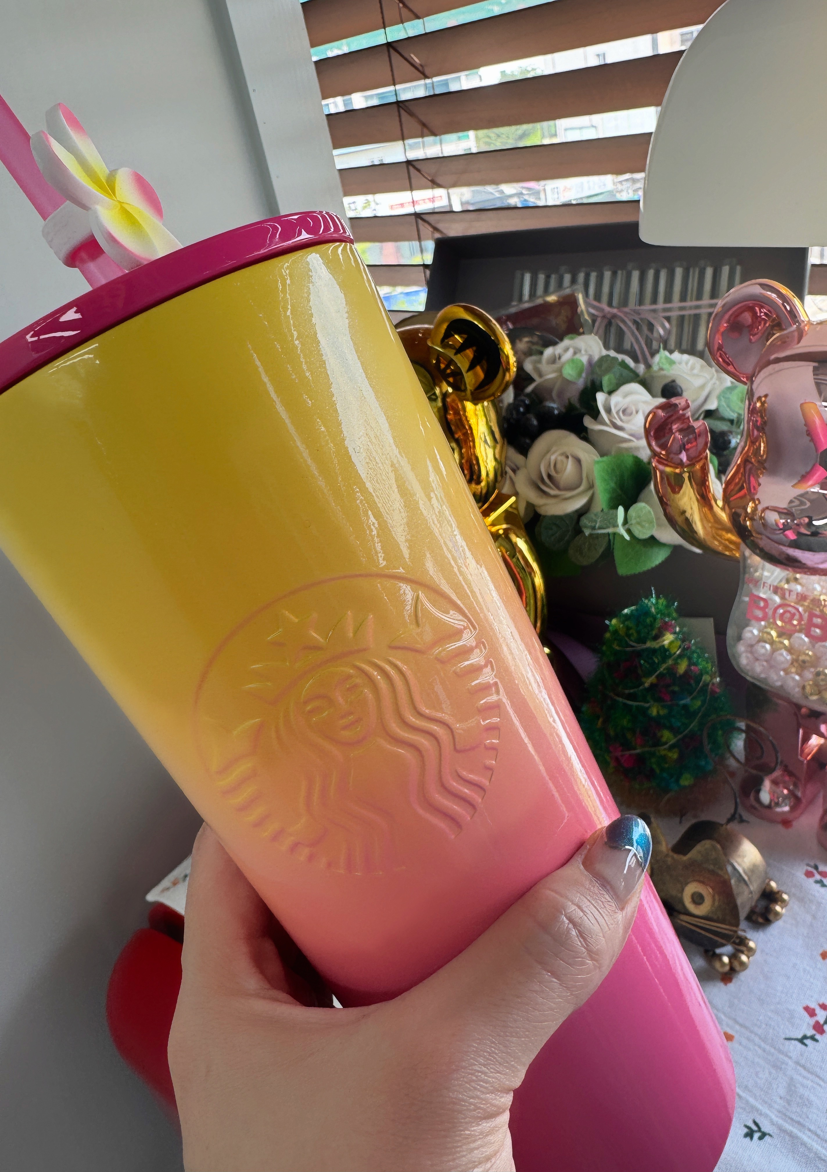 스타벅스 텀블러를 책상에서 감성 소품과 함께 찍은 사진