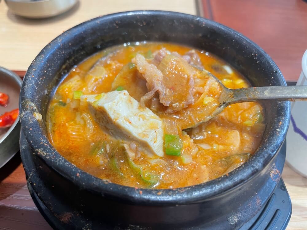 가족회관-더현대서울-차돌된장-한입