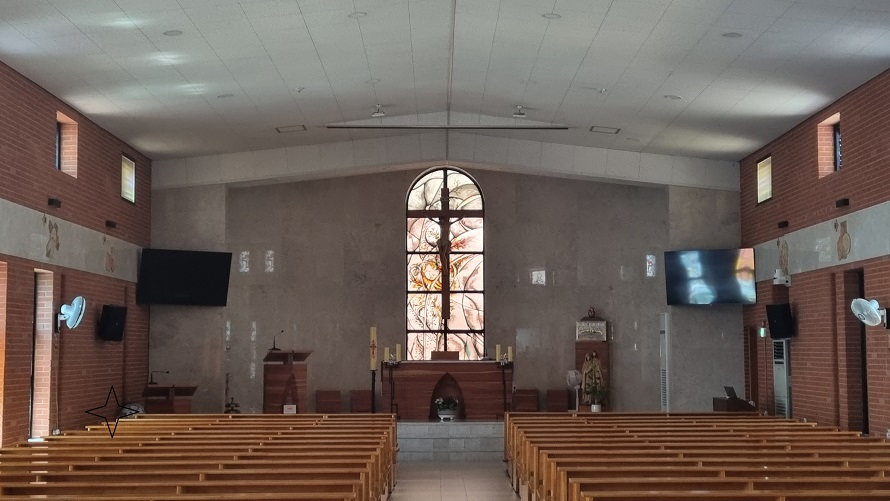 양평성당 성전 안 십자고상, 감실, 스테인드글라스, 제대, 제단 사진