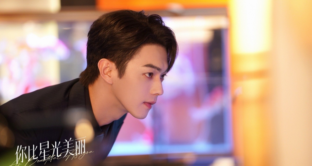 니비성광미려-허개-인형뽑기 바라보는 모습