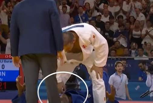 얼굴에 손을 대는 행위