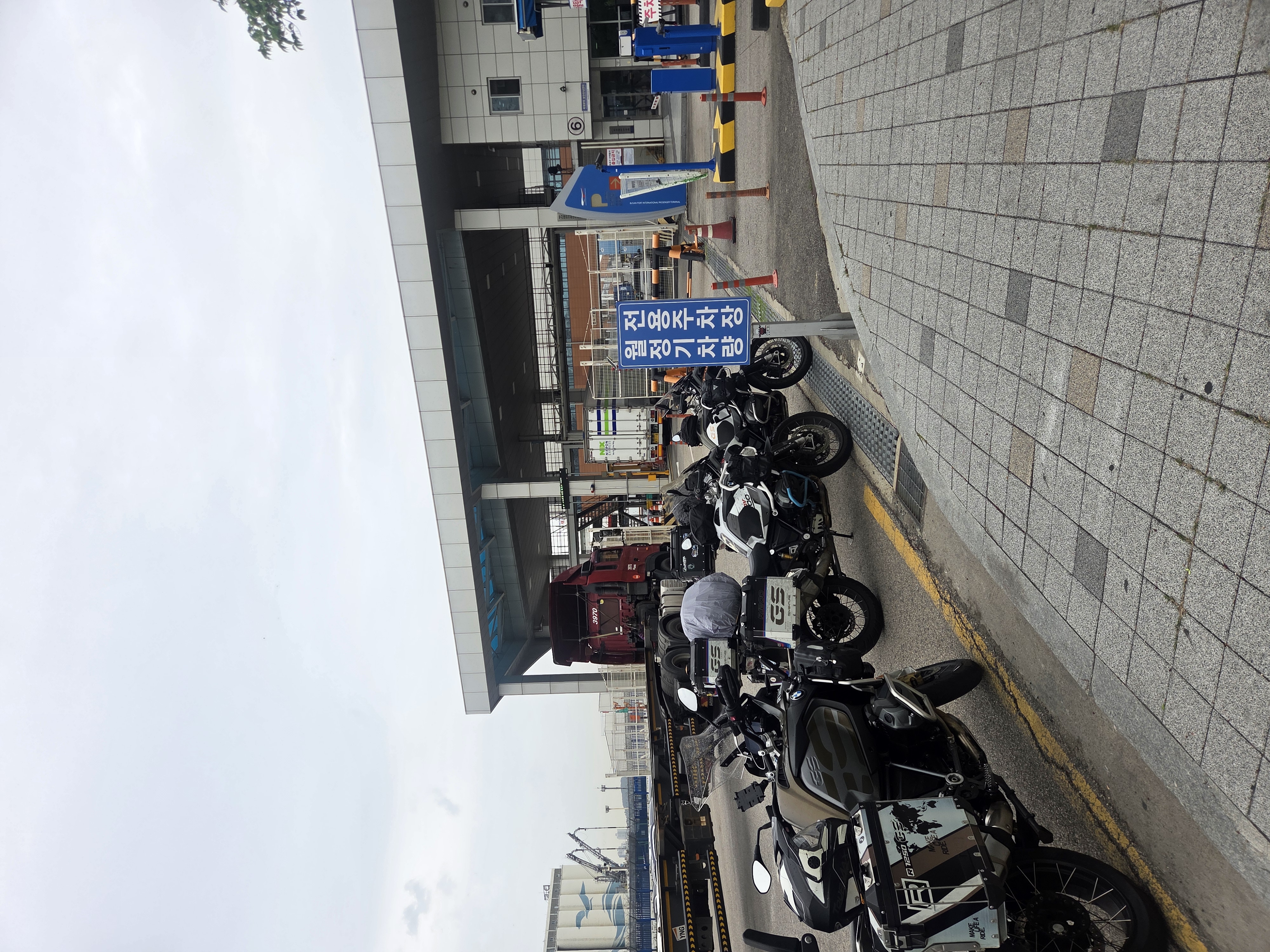 터미널 앞