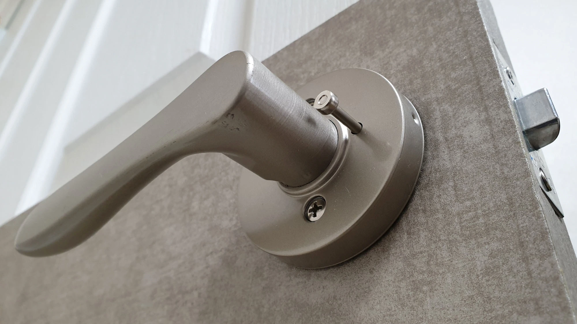 문 손잡이 설치 완료 모습