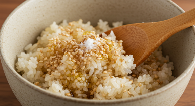 밥, 소금, 참기름, 통깨 비비기