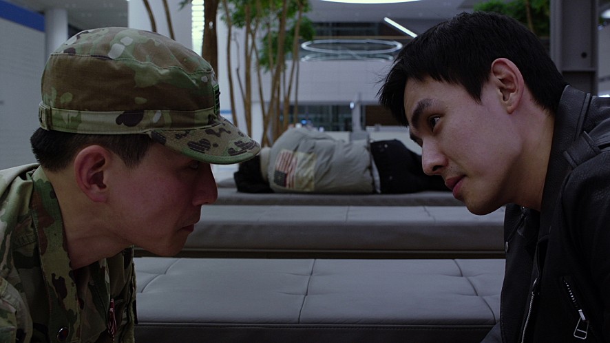 군인과 남자가 서로 바라보는 모습