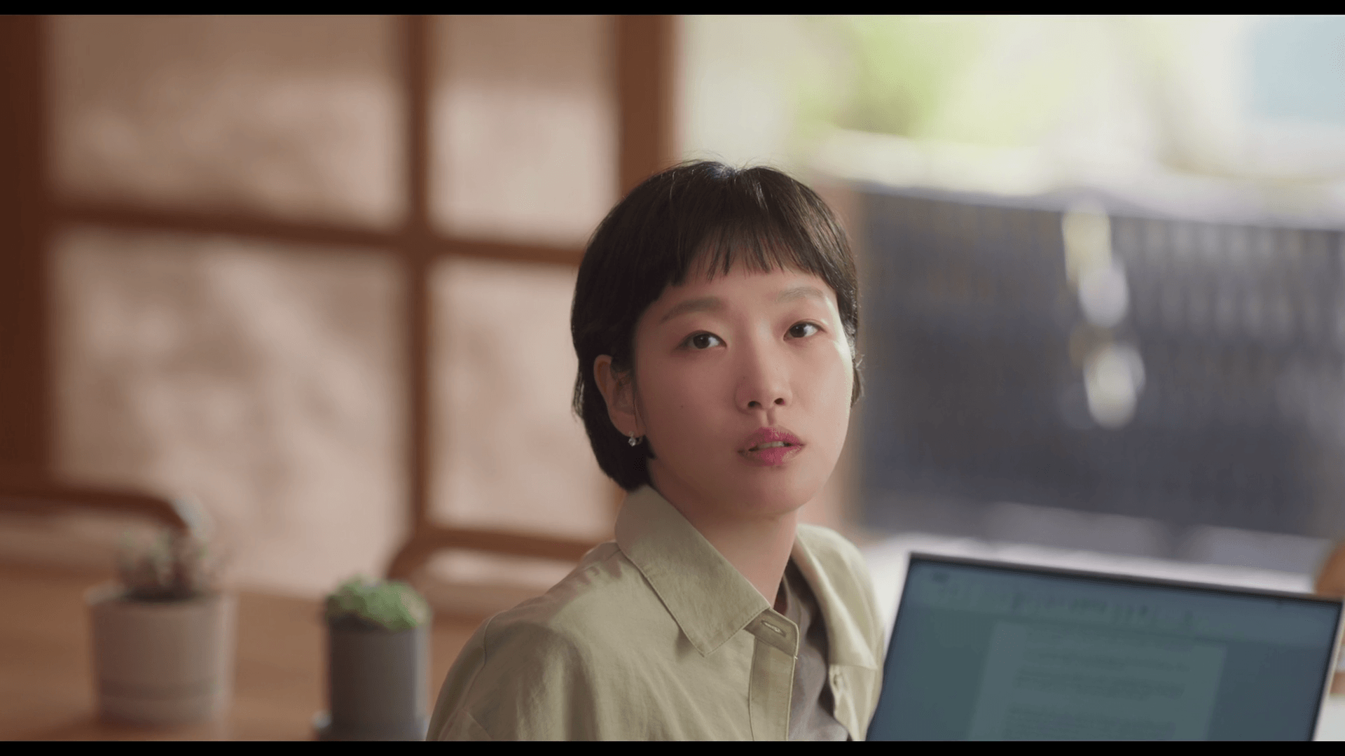 유미의 세포들3 3화 속 김재원의 미소에 번개 맞듯 깨어난 김고은의 사랑 세포 마을 장면