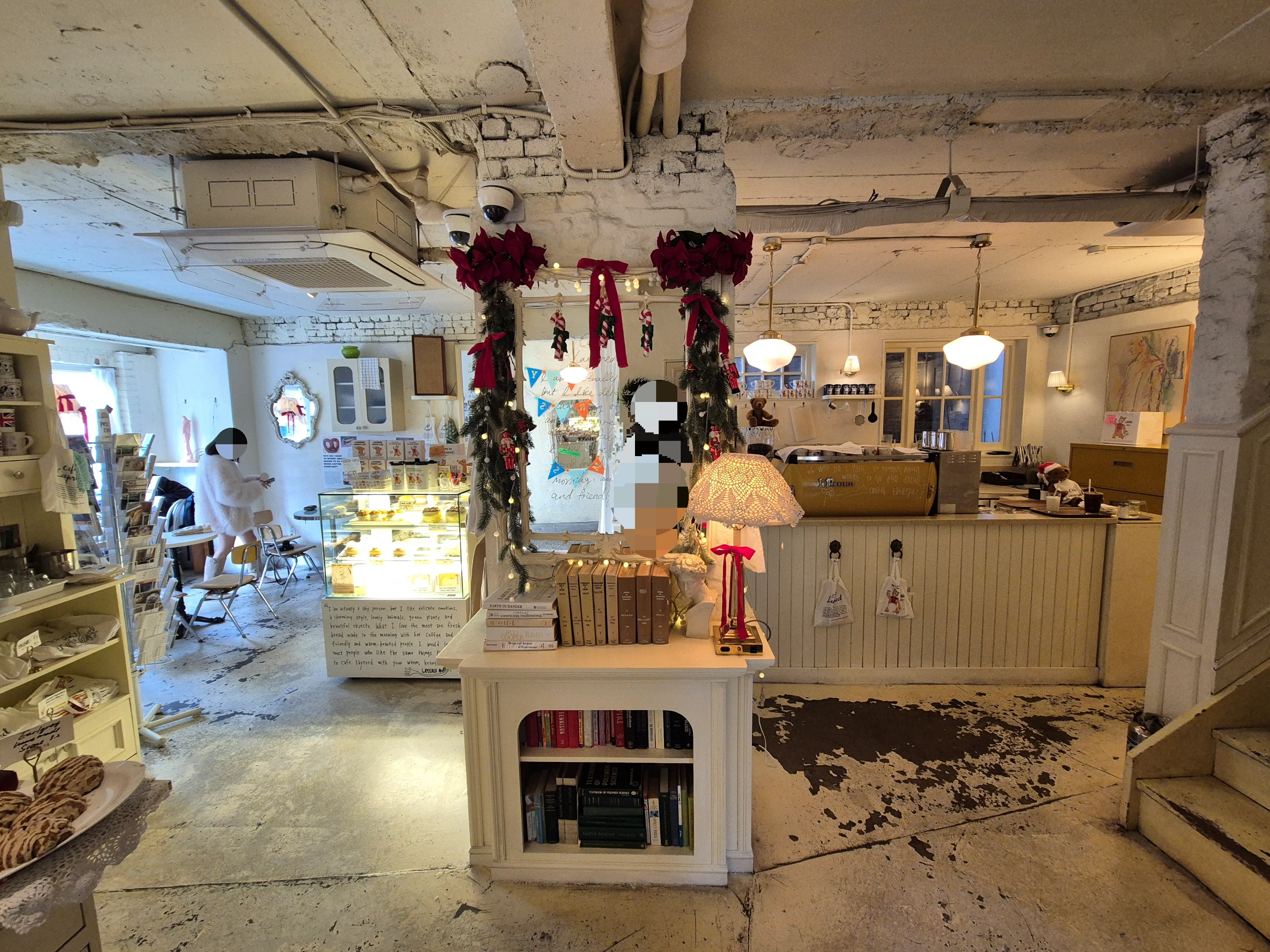 카페-레이어드-실내