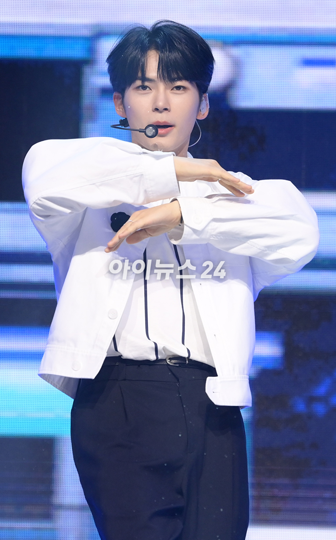 그룹 제로베이스원 성한빈이 10일 오후 서울 광진구 광장동 예스24라이브홀에서 열린 제로베이스원(ZEROBASEONE) 데뷔 쇼케이스에서 멋진 무대를 선보이고 있다. [사진=정소희 기자]