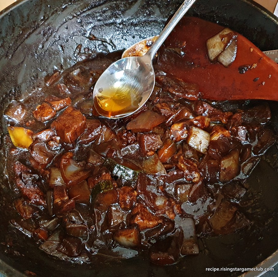 마지막으로 짜장밥을 하기 위해서 완성된 짜장에 참기름1/2T을 넣어주는 사진