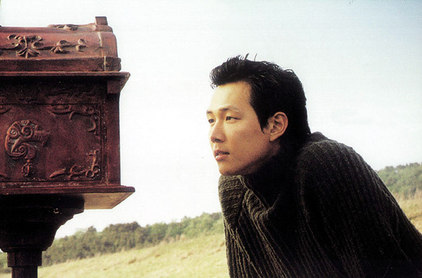 우체통 안을 바라보는 성현