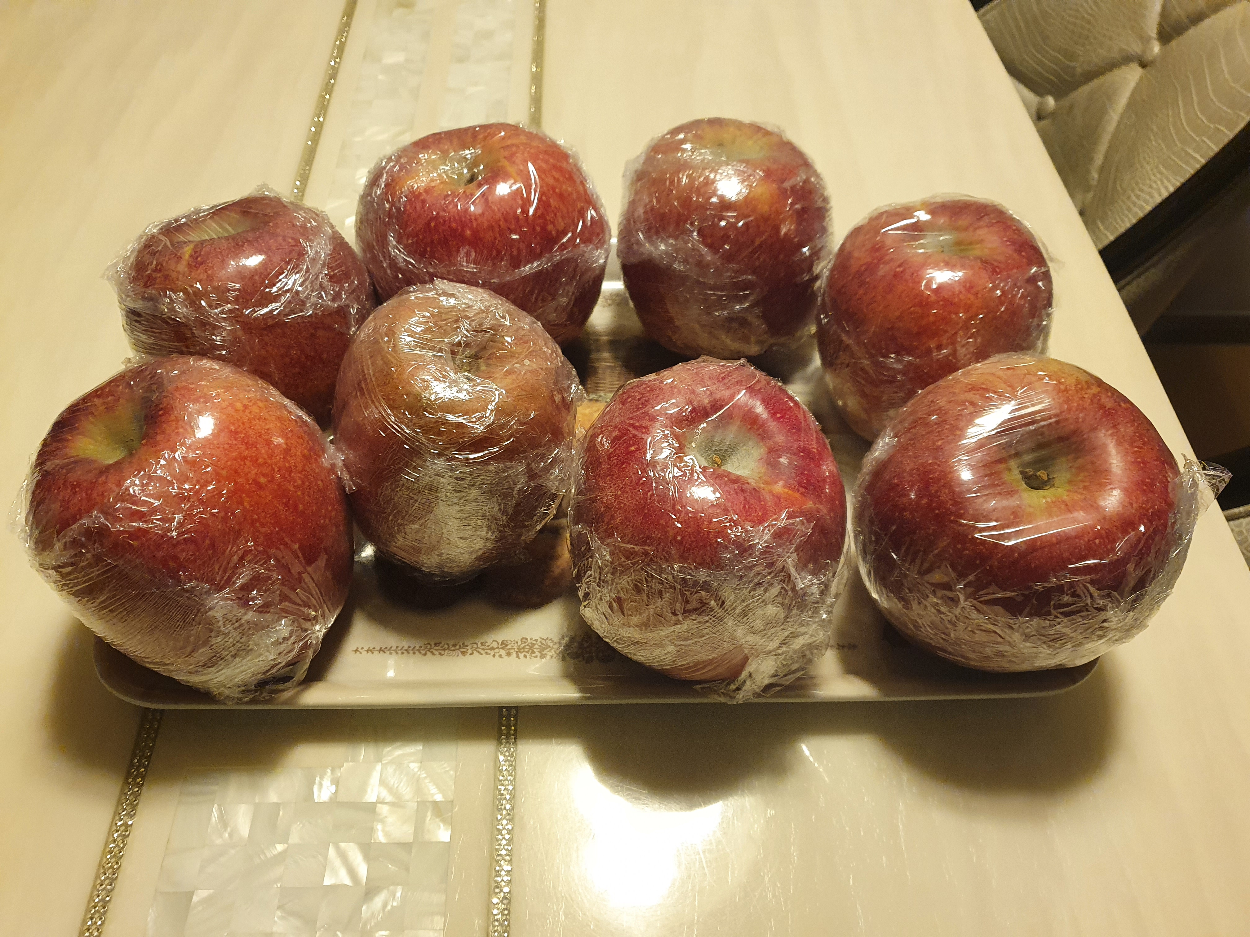 감홍사과 정말로 크죠? 맛도 좋습니다.