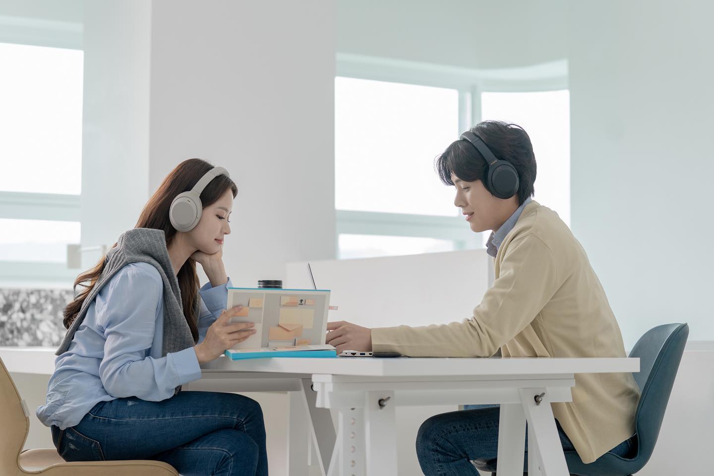 소니 노이즈캔슬링헤드폰 WH-1000XM4를 착용한 커플