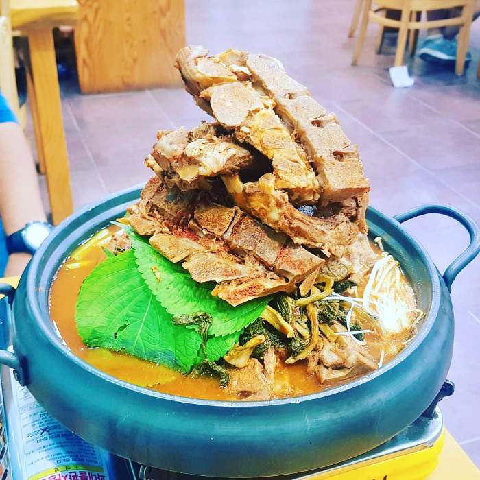 생방송투데이 인천 소래포구 높이만 25cm 산더미 뼈탑 감자탕 맛집