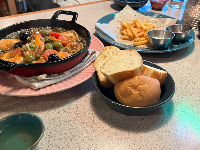 감바스와 따끈한 빵