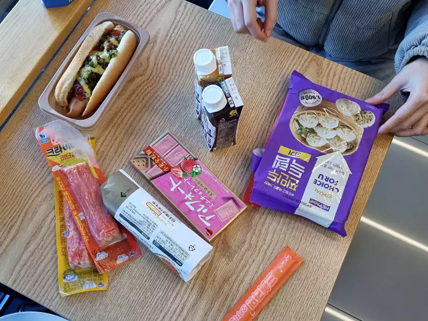 운전 연수 도중 편의점에서 허기를 달랬습니다.