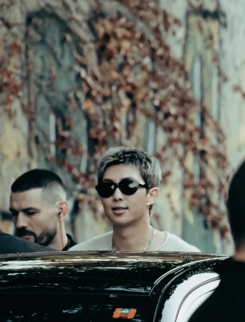 RM 보테가 베네타, RM 공항패션, BTS RM 보테가 베네타, RM 밀라노 패션위크, RM 오디세이 트롤리, 보테가 베네타 인트레치아토, 보테가 베네타 공항패션, 조용한 럭셔리, 실용적 럭셔리, BTS RM 패션, 2026 밀라노 패션위크, RM 럭셔리 패션, RM 스타일링, 보테가 베네타 가방, RM 런웨이 패션