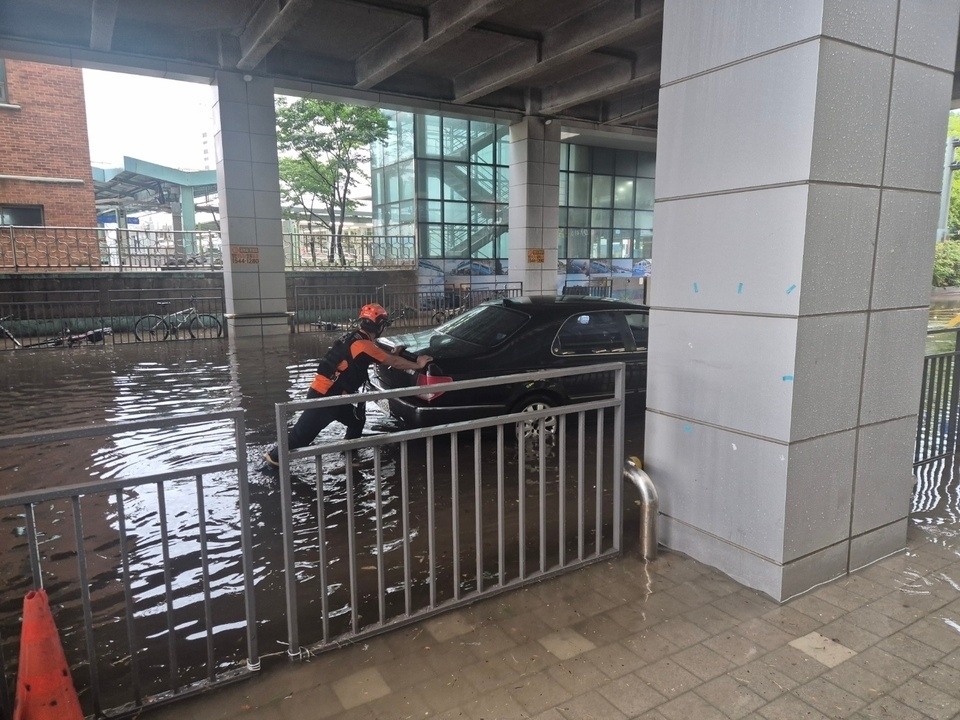 침수된 도로와 통제 현황