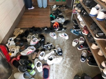 유명-식당-입구에-신발장이-부족해-입구에-신발이-무질서하게-놓여있는-모습