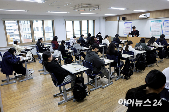 지난달 14일 서울 영등포구 여의도여자고등학교에서 2025학년도 대학수학능력시험 수험생들이 시험 시작을 기다리고 있다. [사진=사진공동취재단]